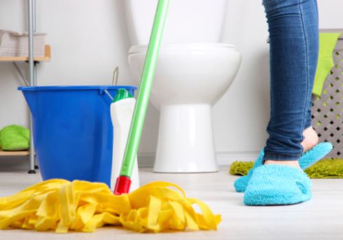 Cách tẩy trắng sàn nhà vệ sinh - Tẩy bồn cầu bị ố vàng